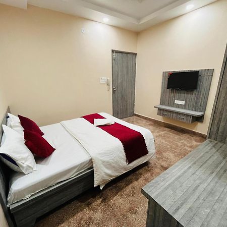 Hotel Utsav Palace Kanpur Bagian luar foto