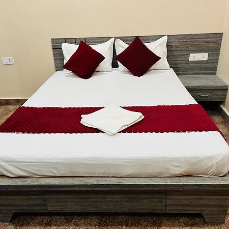Hotel Utsav Palace Kanpur Bagian luar foto