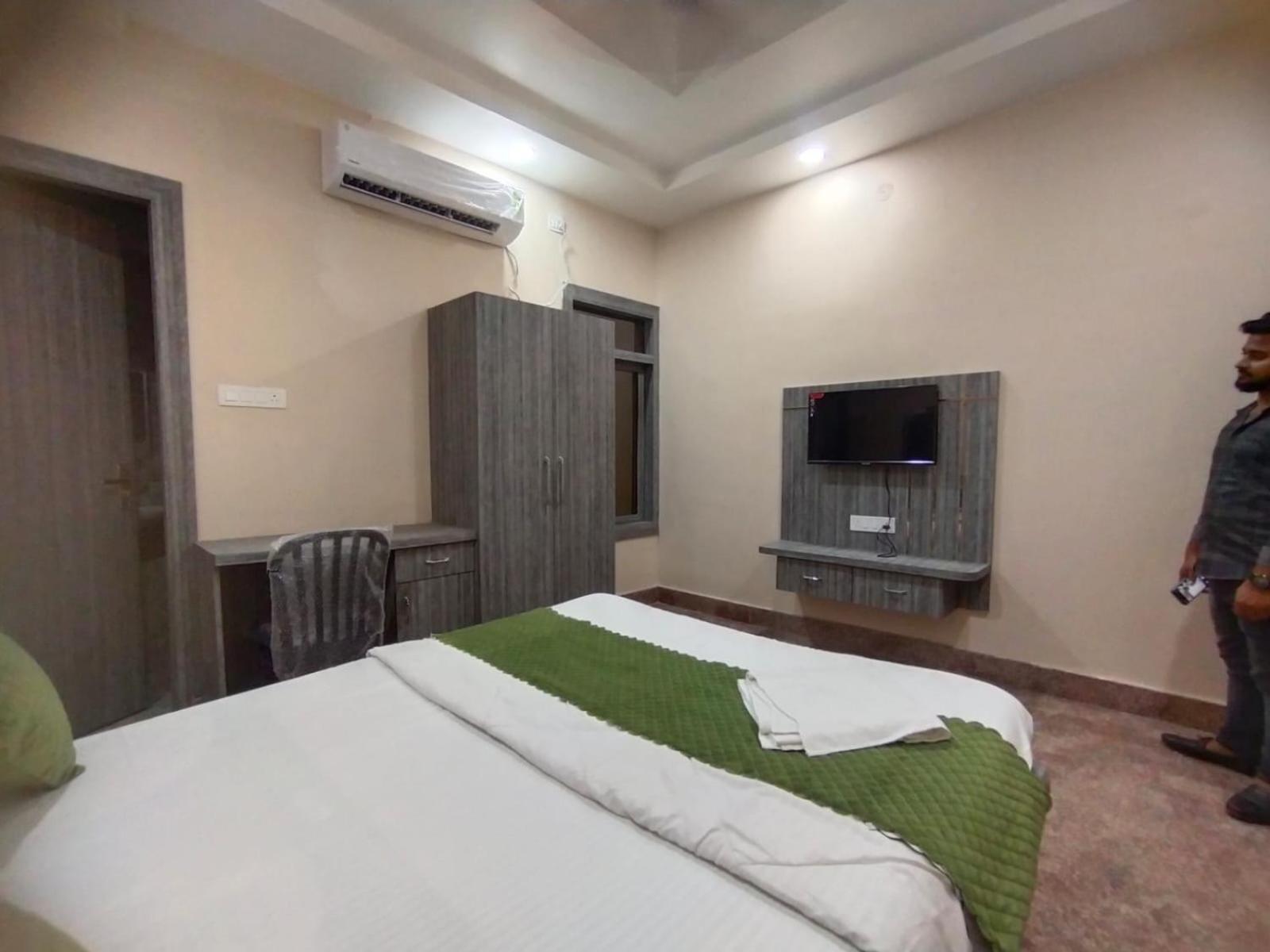 Hotel Utsav Palace Kanpur Bagian luar foto