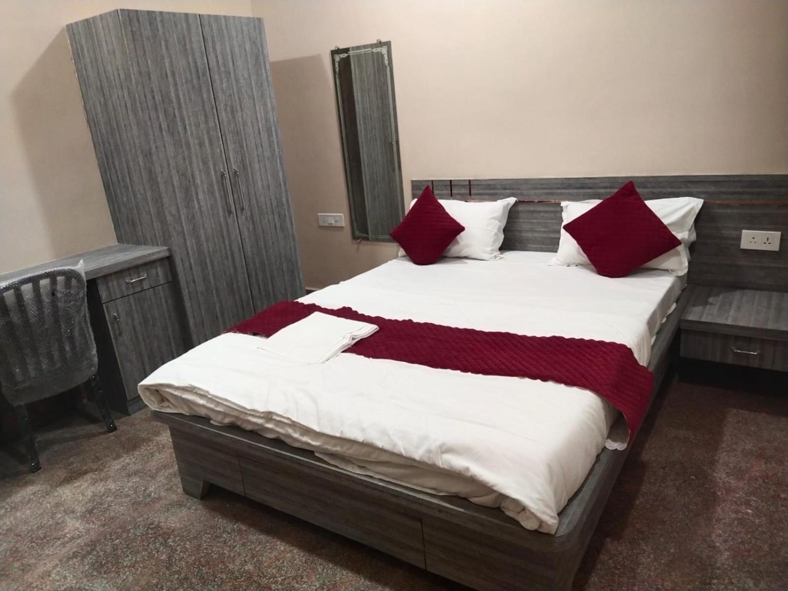 Hotel Utsav Palace Kanpur Bagian luar foto