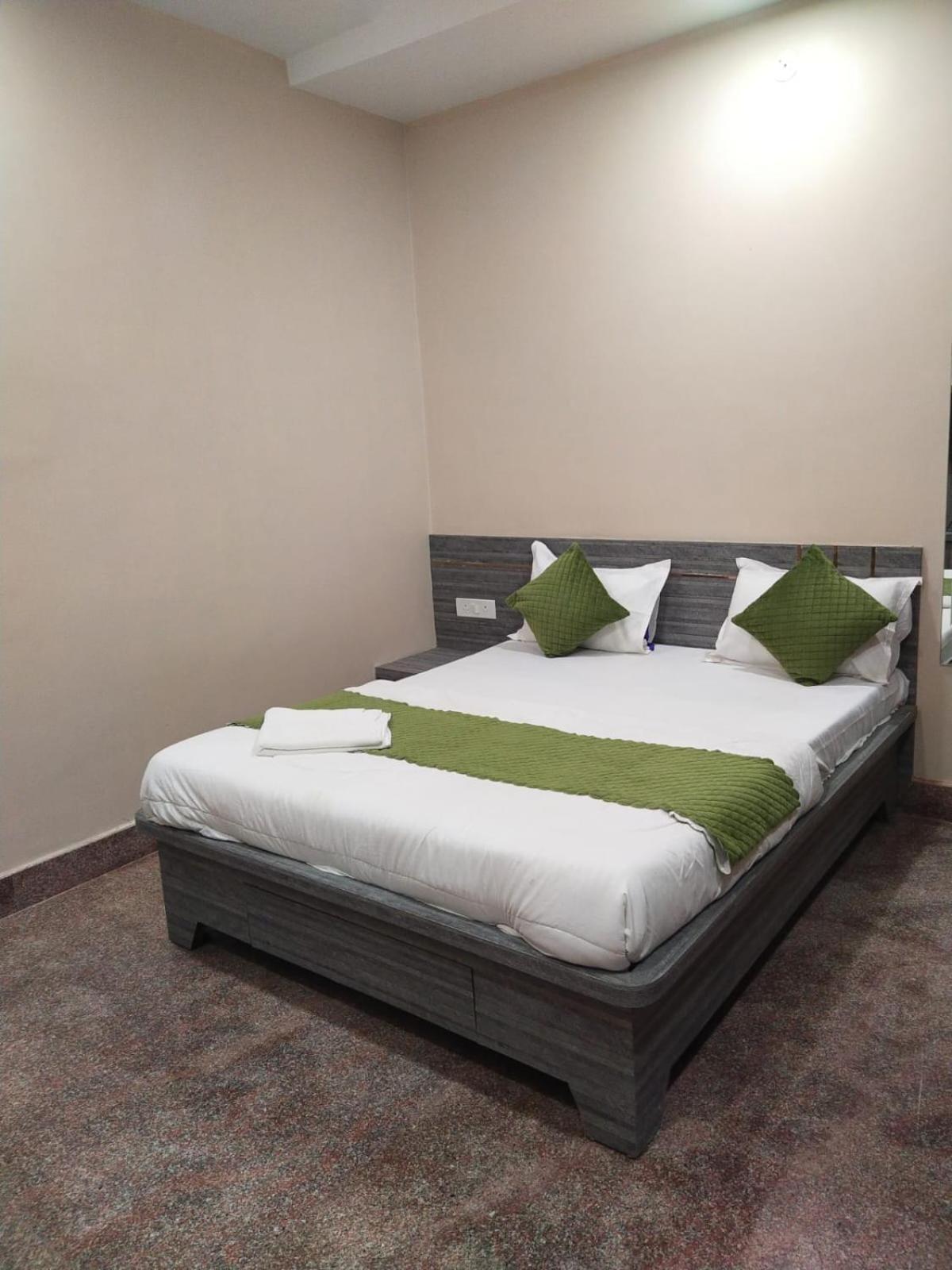 Hotel Utsav Palace Kanpur Bagian luar foto