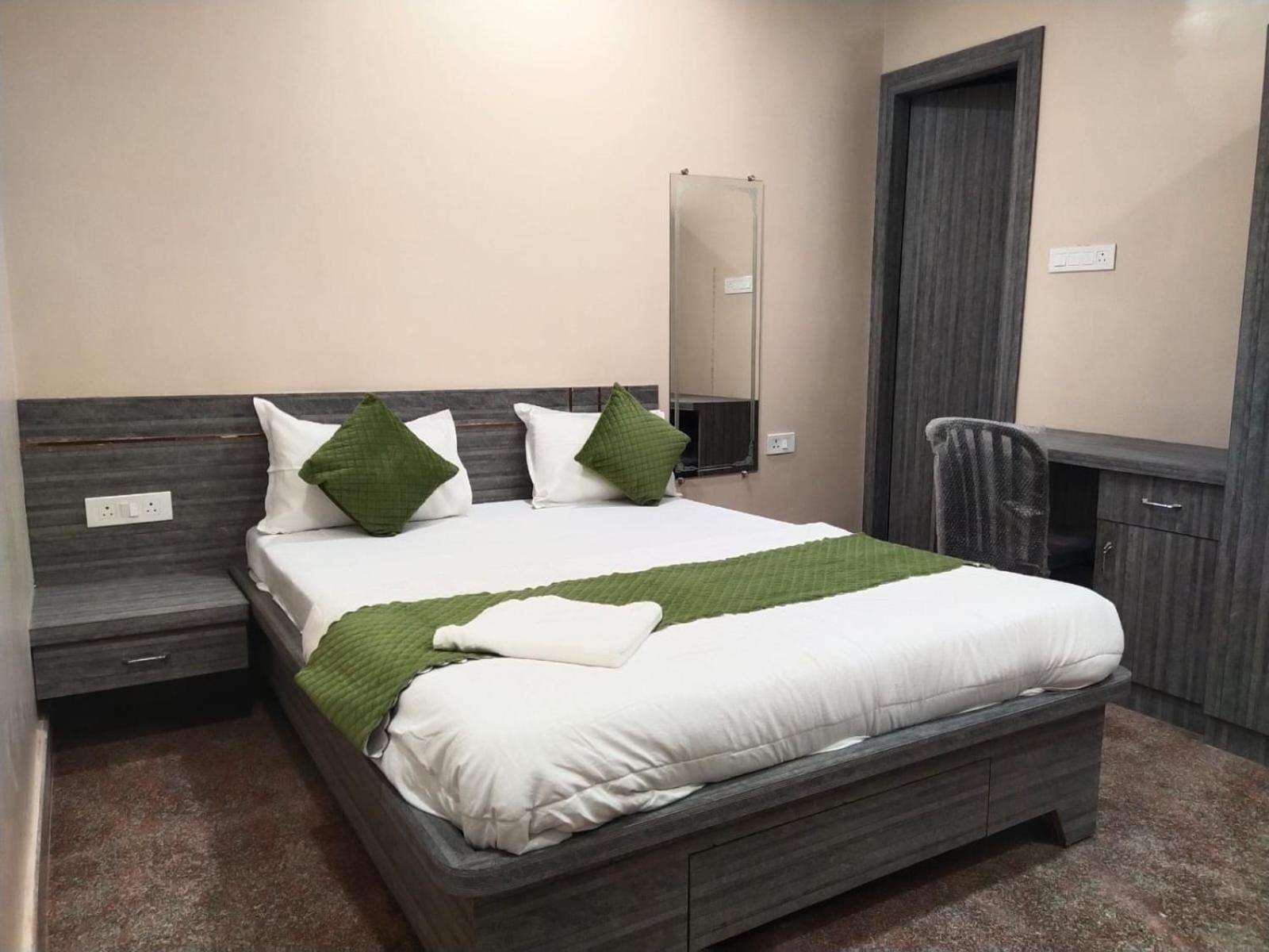 Hotel Utsav Palace Kanpur Bagian luar foto
