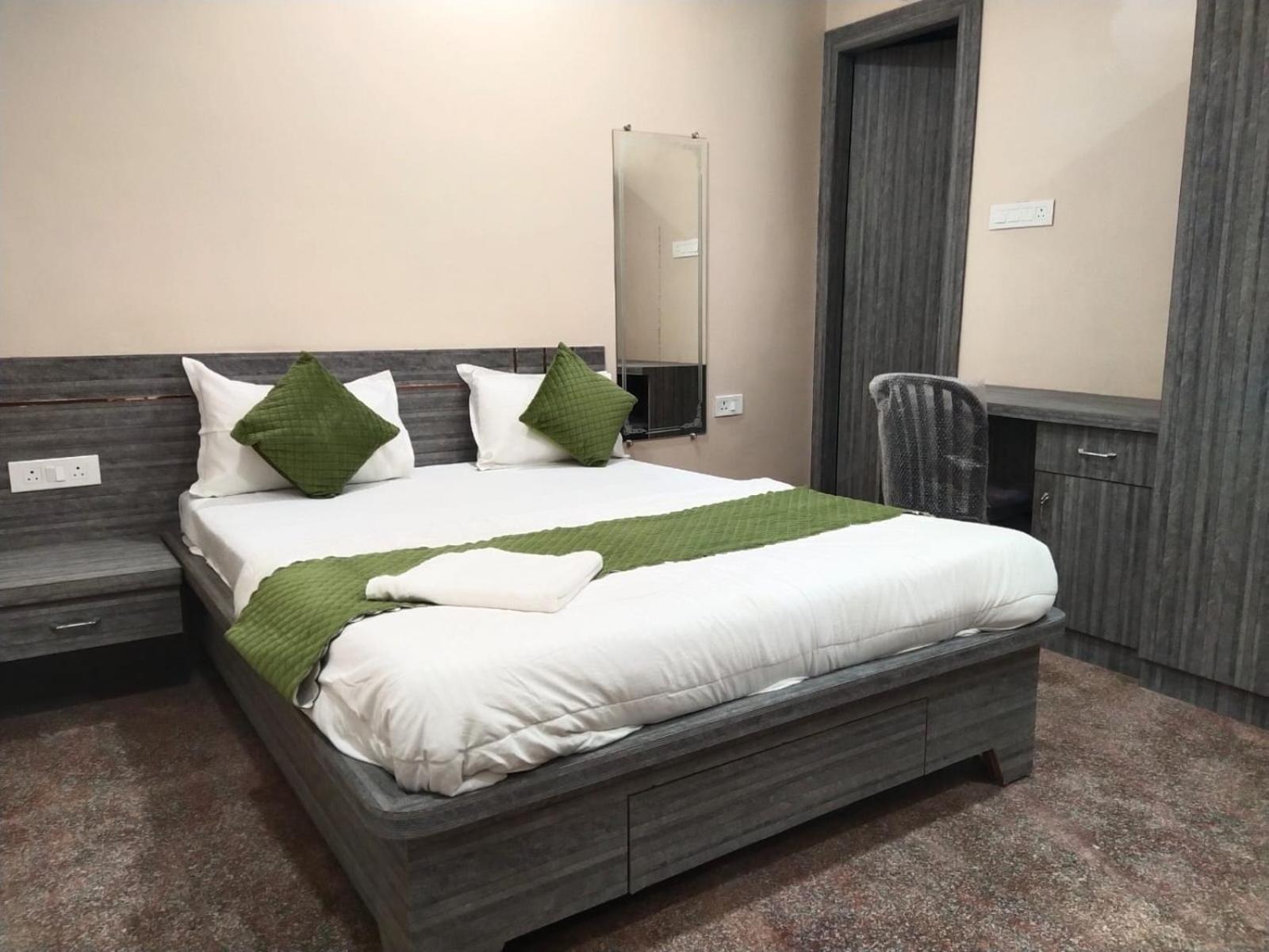 Hotel Utsav Palace Kanpur Bagian luar foto