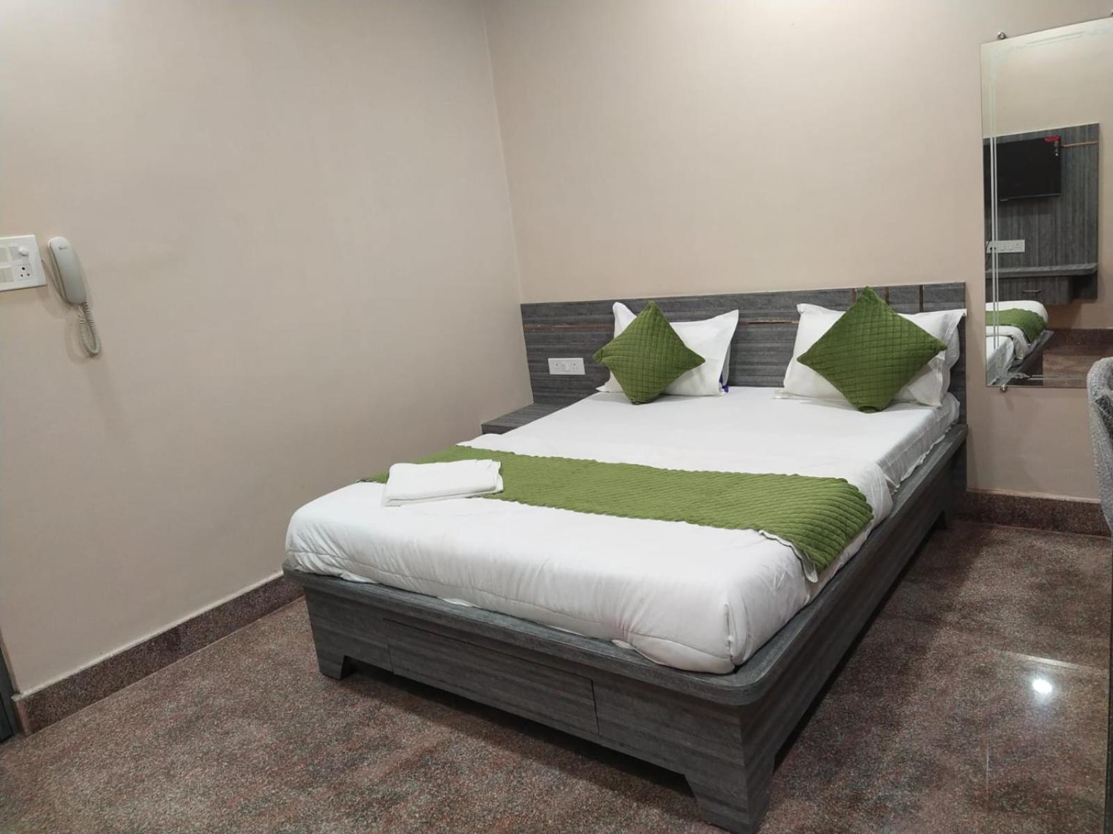 Hotel Utsav Palace Kanpur Bagian luar foto