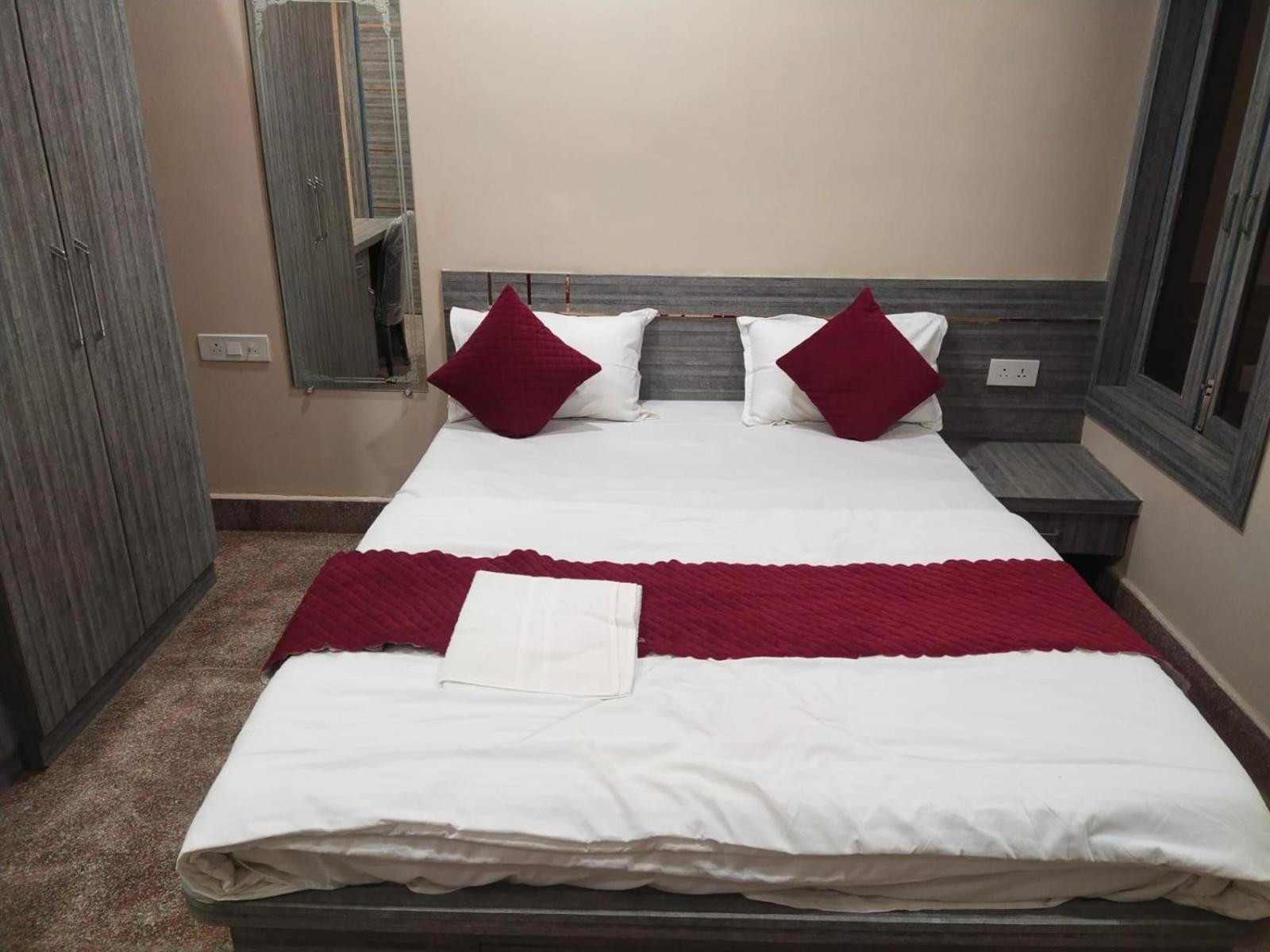 Hotel Utsav Palace Kanpur Bagian luar foto
