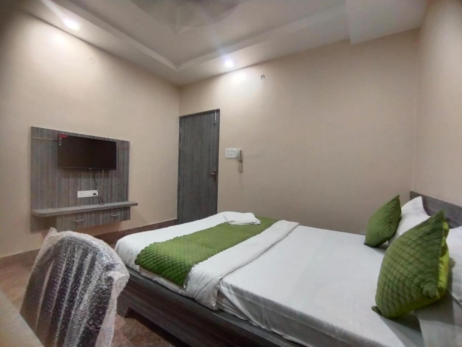 Hotel Utsav Palace Kanpur Bagian luar foto