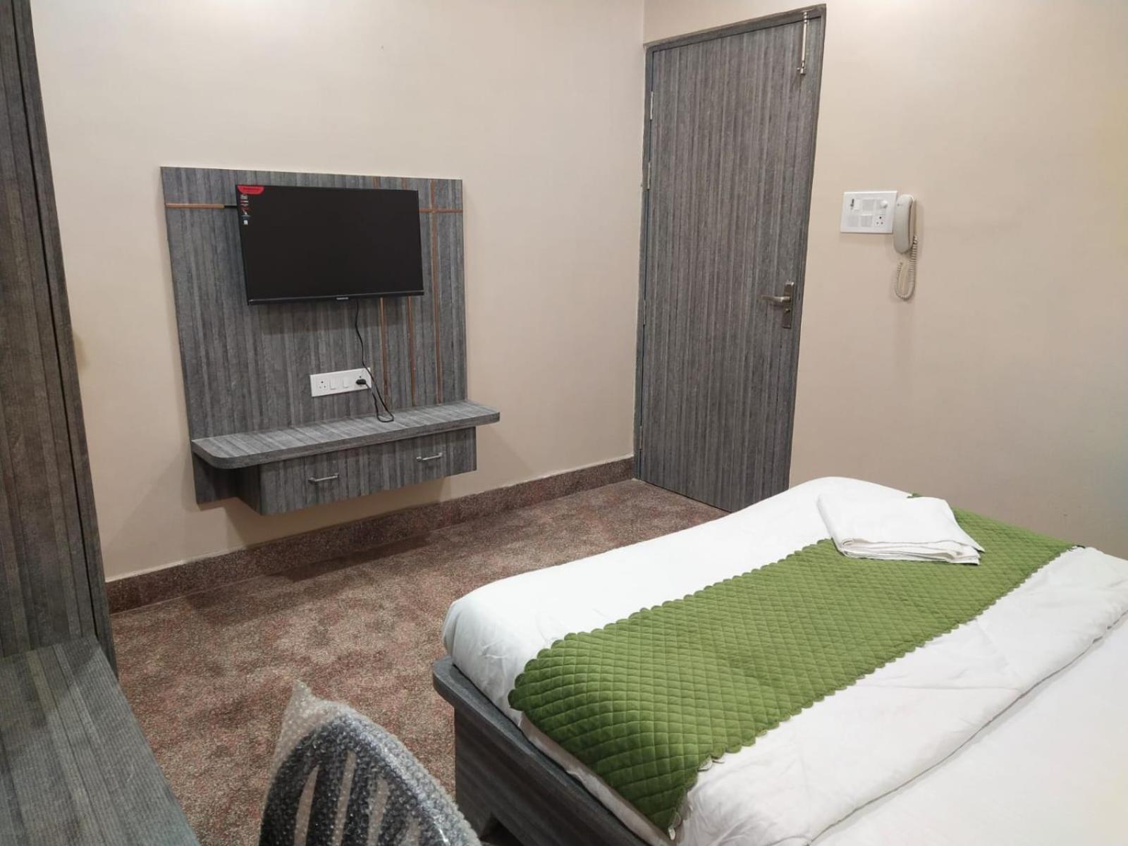 Hotel Utsav Palace Kanpur Bagian luar foto