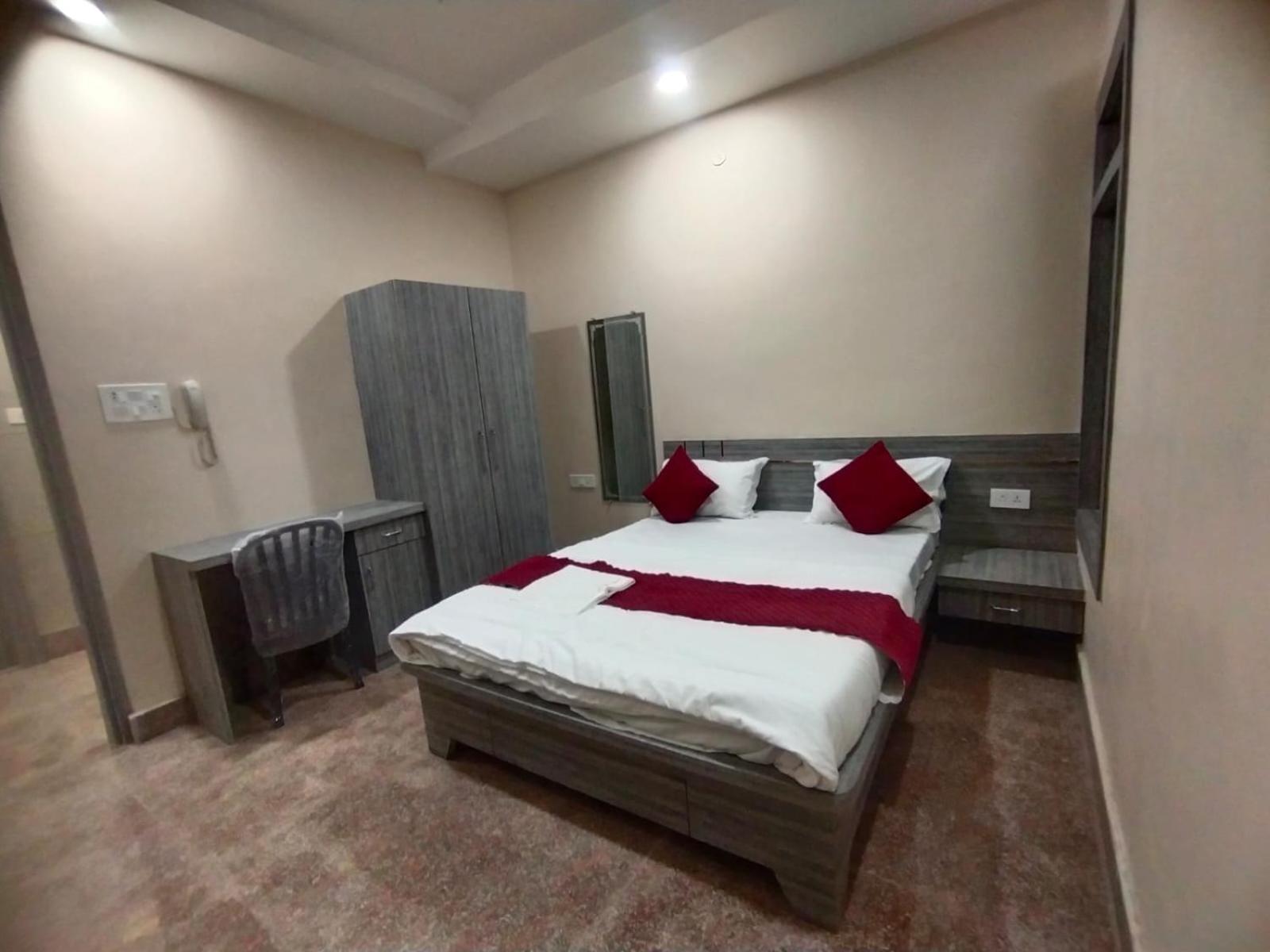 Hotel Utsav Palace Kanpur Bagian luar foto