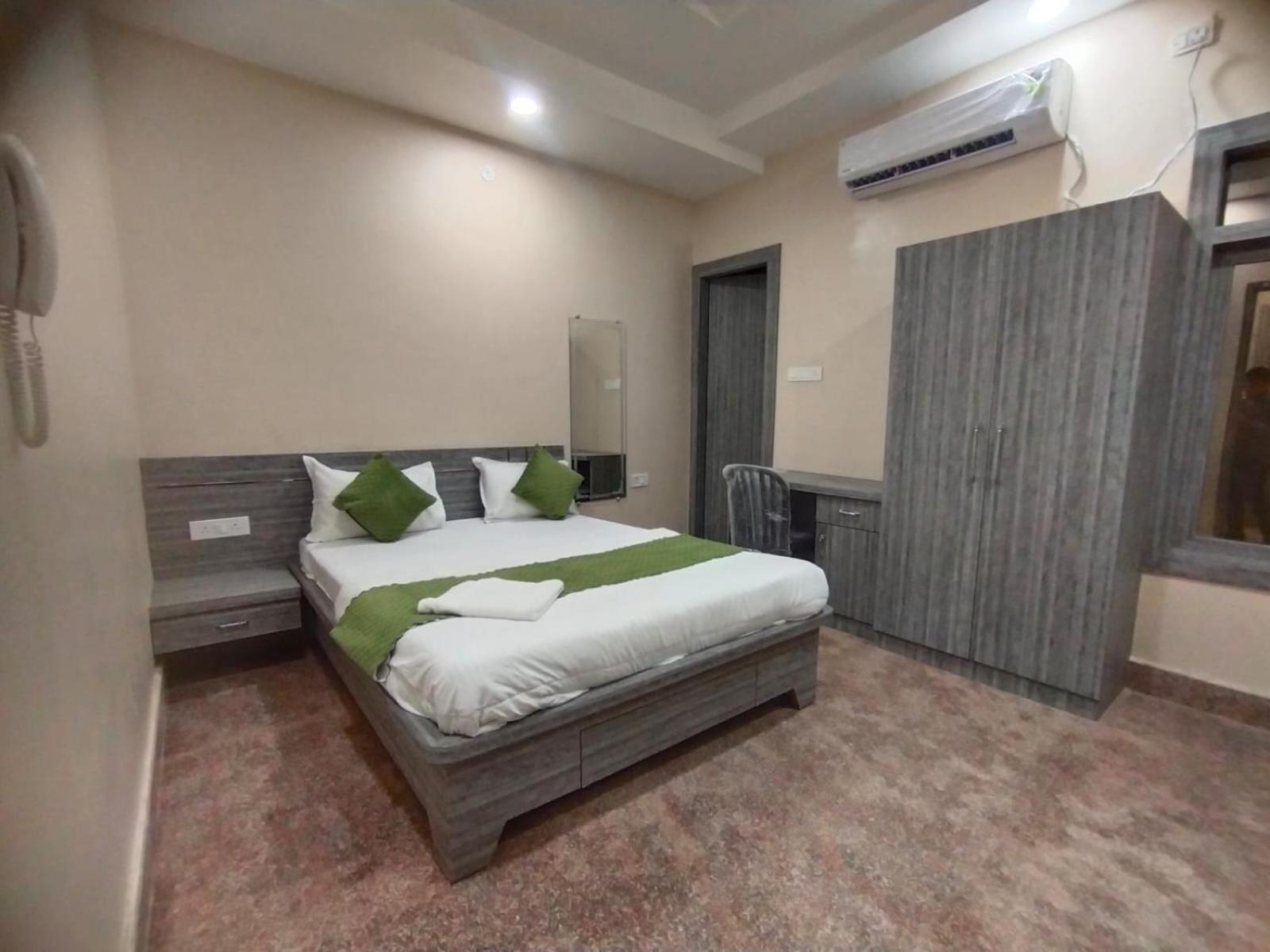 Hotel Utsav Palace Kanpur Bagian luar foto