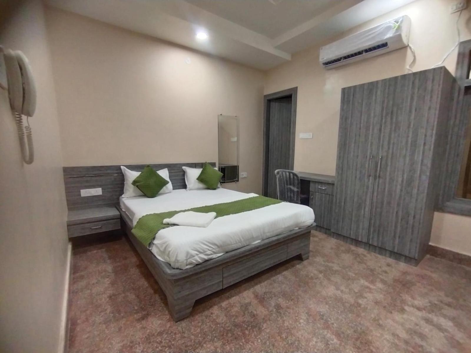 Hotel Utsav Palace Kanpur Bagian luar foto
