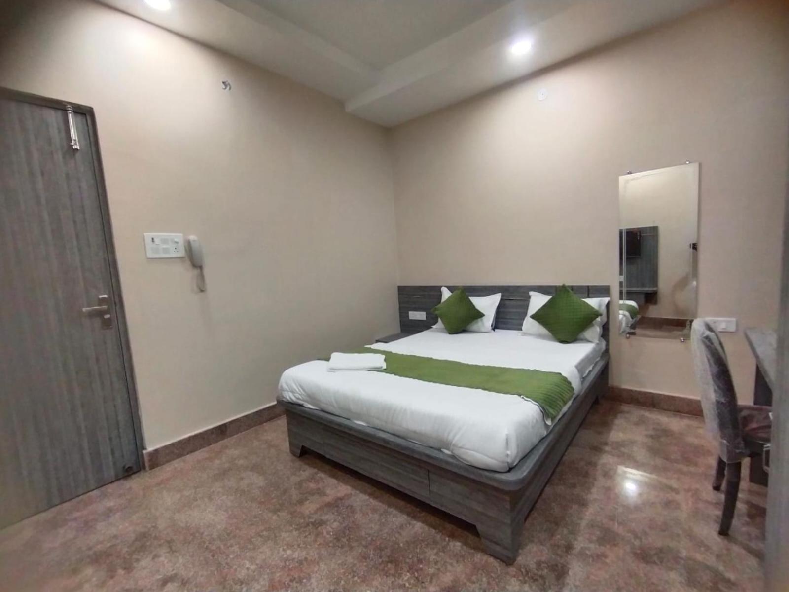 Hotel Utsav Palace Kanpur Bagian luar foto