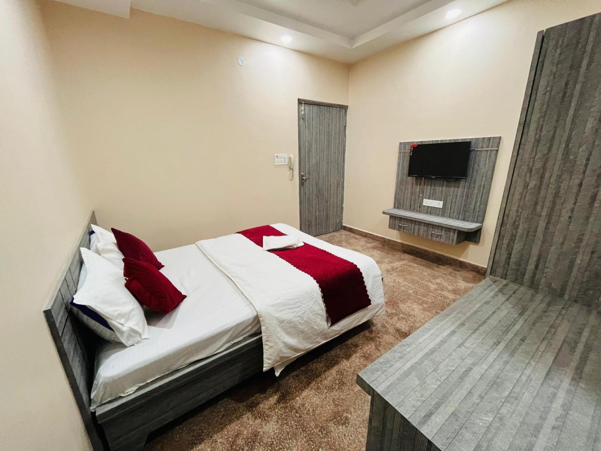 Hotel Utsav Palace Kanpur Bagian luar foto