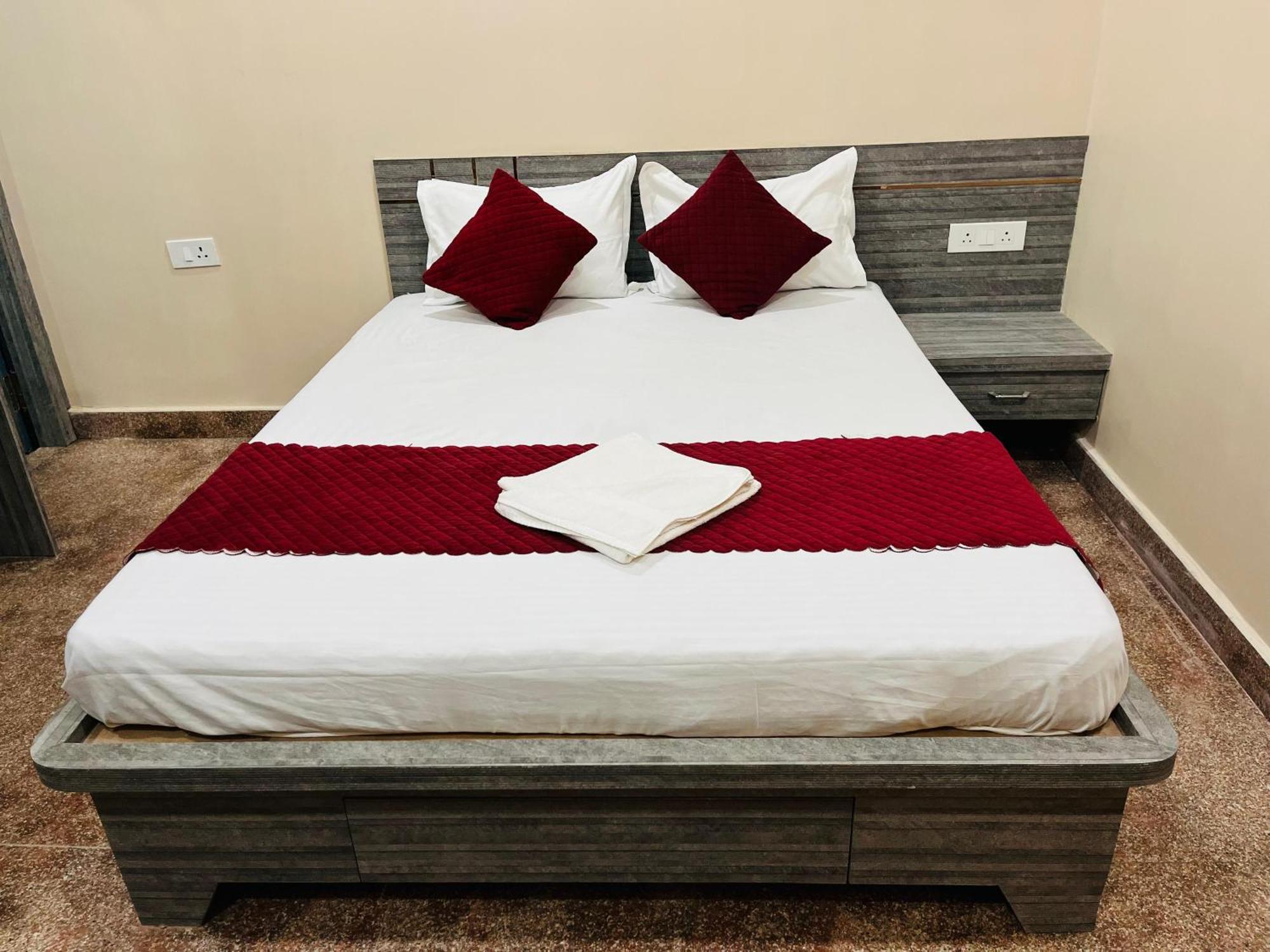 Hotel Utsav Palace Kanpur Bagian luar foto
