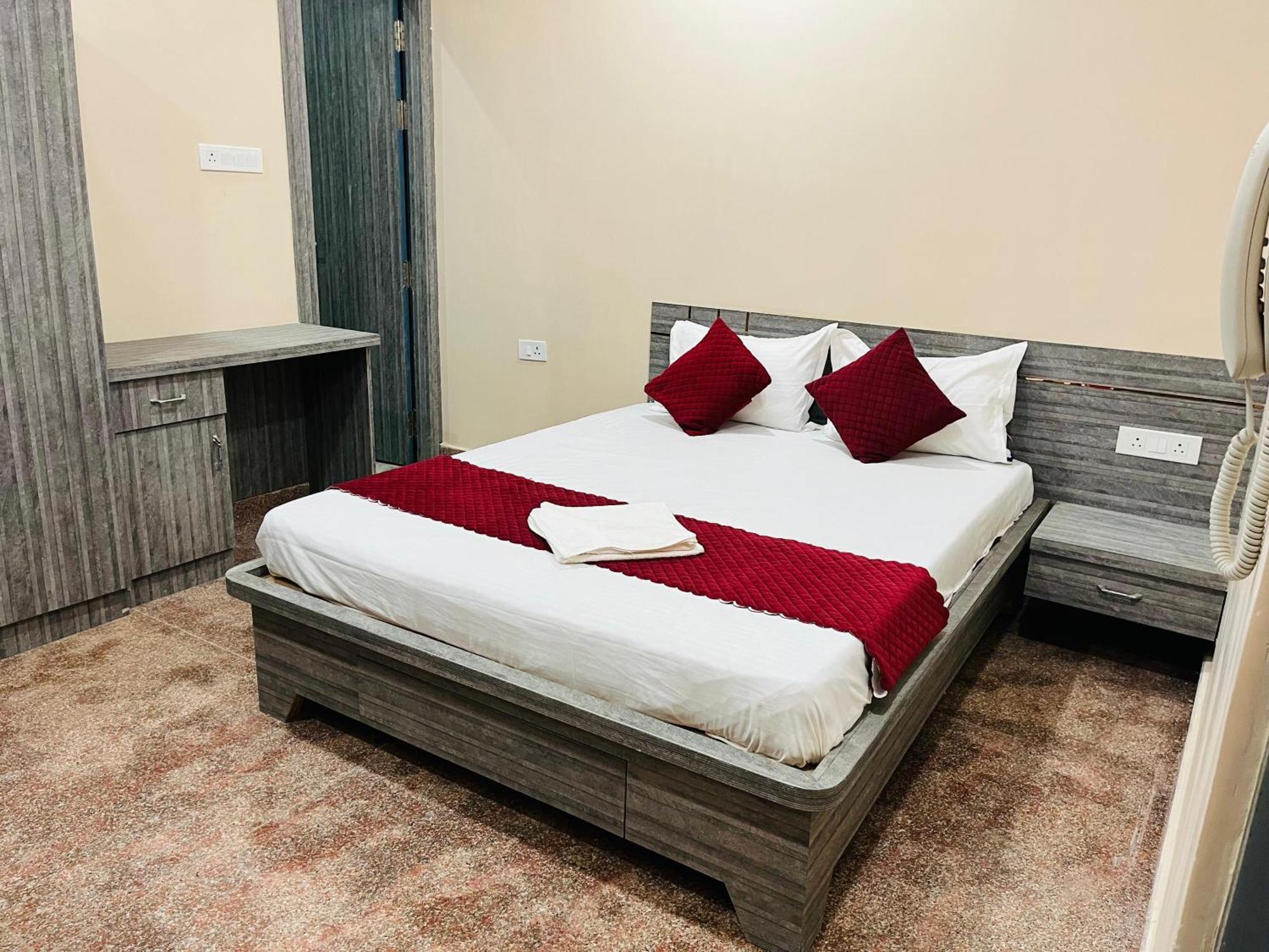 Hotel Utsav Palace Kanpur Bagian luar foto